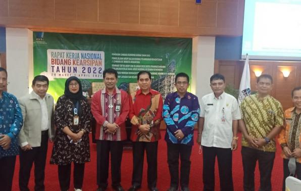 Kepala DKPUS Babel Rakhmadi foto bersama beberapa peserta Rakernas Bidang Kearsipan 2022.