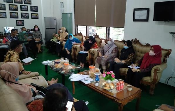 Kepala DKPUS Babel Rakhmadi memimpin Rapat Evaluasi Kinerja Para Pejabat Struktural di Lingkungan DKPUS Babel, Kamis (9/12/2021) sore.