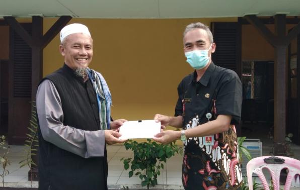 Kepala DKPUS Babel menyerahkan menyerahkan bantuan Pegawai DKPUS Babel kepada Ustad Alimin Pimpinan Rumah Tahfizh Salsabilan Gandaria Pangkalpinang. Kepala DKPUS Babel menyerahkan menyerahkan bantuan Pegawai DKPUS Babel kepada Ustad Alimin Pimpinan Rumah Tahfizh Salsabilan Gandaria Pangkalpinang.