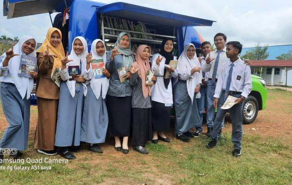 Tim Pusling Provinsi foto bersama siswa SMKN 1 Koba, disela kegiatan layanan Pusling, Senin (5/9/2022).