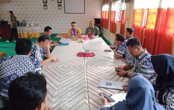 Rakhmadi Kepala DKPUS Provinsi Babel saat memberikan pembinaan terhadap Perpustakaan SMAN 1 Damar, Beltim, Babel, Kamis (13/10/2022).