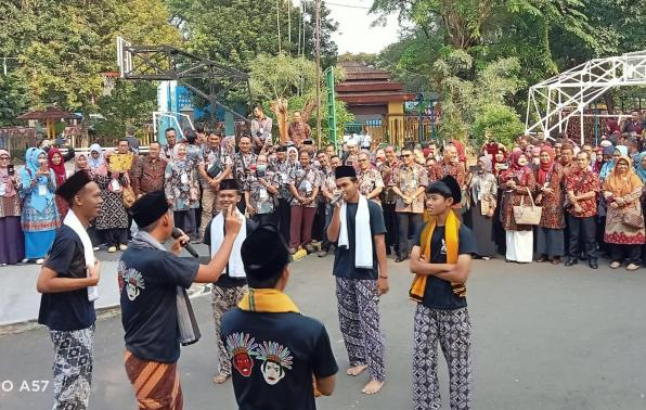  Kepala DKPUS bersama Kepsek SMA/SMK/MA se-Babel diterima adat Betawi Palang Pintu saat mengunjungi SMAN 70 Jakarta Selasa (8/8/2023).