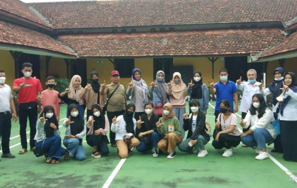 Puluhan Siswa SMPN 4 Mentok Bangka Barat foto bersama Kabid Pembinaan dan Pengembangan Perpustakaan DKPUS Babel Abu Hapas beserta jajarannya, Rabu (25/5/2022).