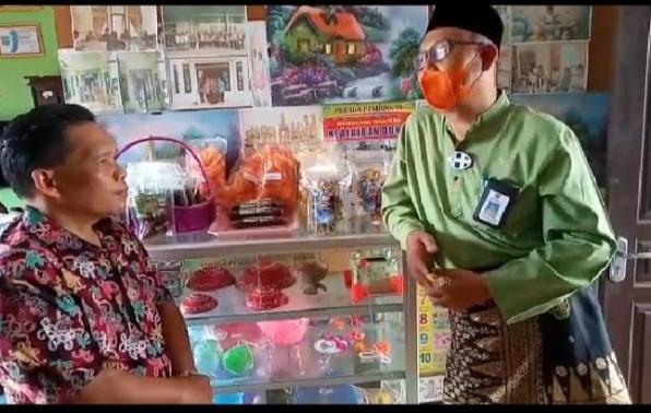 Kepala DPK Belitung Paryanta menjelaskan dan memperlihatkan Produk hasil Kretivitas masyarakat binaan Perpusdes Sungai Samak, Kecamatan Badau, Belitung.