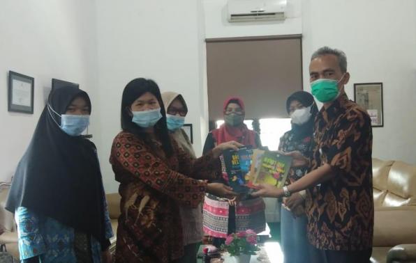 Asyraf Suryadin Kadis DKPUS Babel sedekah buku untuk Perpusdes Rambat, Bangka Barat. Asyraf Suryadin Kadis DKPUS Babel sedekah buku untuk Perpusdes Rambat, Bangka Barat.