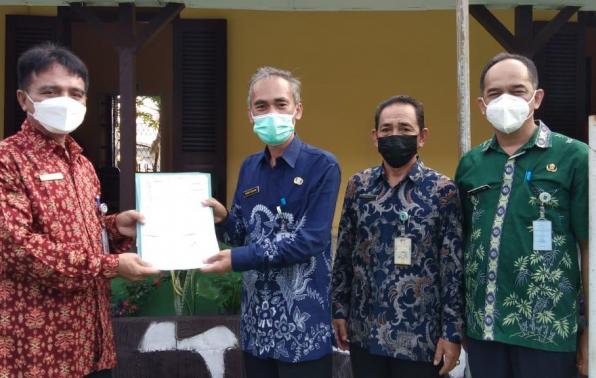 Asyraf Suryadin menyerahkan berkas tugas yang telah dan belum dilaksanakan kepada Rahmadi selaku Kepala DKPUS Babel yang baru, Kamis (3/6/2021).