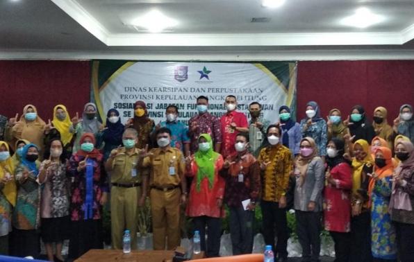 Asisten Administrasi Umum Setda Babel Mulyono Susanto foto bersama Kepala DKPUS Babel Rakhmadi, narasumber dan peserta Sosialisasi JF Pustakawan Tingkat Provinsi Babel, Selasa (2/11/2021).