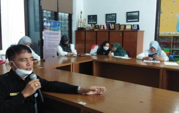 Kepala DKPUS Babel Rakhmadi saat menyampaikan pertanyaan dalam Sosialisasi Pemusnahan Arsip via zoom meeting, Rabu (30/6/2021).