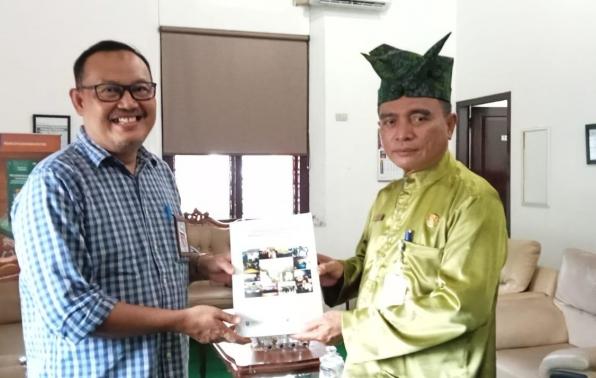 Kepala DKPUS Babel Rakhmadi menerima sumbangan buku dari Kepala DPK Belitung Paryanta, Senin (21/11/2022) di ruang kerja Kepala DKPUS Babel.