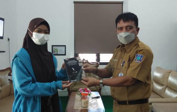Kepla DKPS Babel Rakhmadi menerima buku dari Mahasiswa UBB, Senin (20/9/2021).