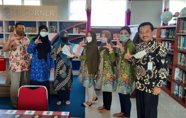 Tim Juri Lomba Perpustakaan SMA/SMK sederajat tingkat Provinsi Kepulauan Bangka Belitung Tahun 2021 sedang bersama pengelola perpustakaan SMAN 1 Manggar, disela-sela melakukan penilaian Perpustakaan SMAN 1 Manggar, Beltim, Kamis (22/4/2021) Tim Juri Lomba Perpustakaan SMA/SMK sederajat tingkat Provinsi Kepulauan Bangka Belitung Tahun 2021 sedang bersama pengelola perpustakaan SMAN 1 Manggar, disela-sela melakukan penilaian Perpustakaan SMAN 1 Manggar, Beltim, Kamis (22/4/2021)