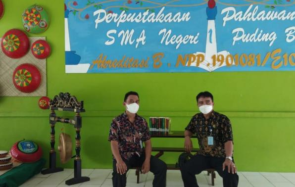 Kadis DKPUS Babel Rakhmadi bersama Kepala SMAN 1 Puding foto di Pojok Literasi Budaya SMAN 1 Puding, Kamis (19/8/2021).