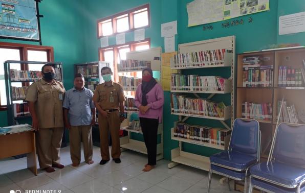 Tim Pusling DKPUS Babel foto bersama Kades dan Pengelola Perpusdes Bukit Terak di Ruang Perpusdes Buit Terak, Selasa (17/11/2020).