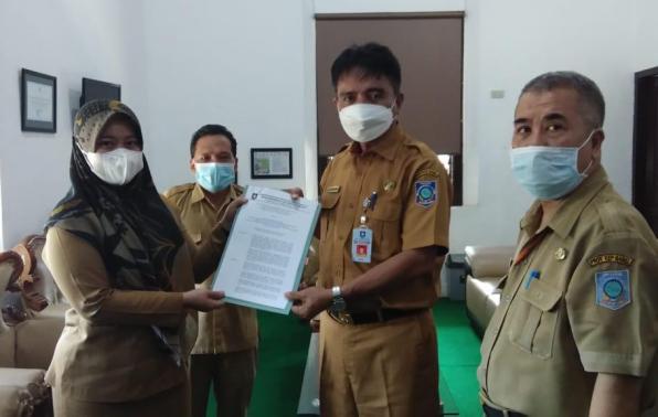 Tim Juri Lomba, Runi, didampingi Ketua Panitia Lomba, Zulkifli dan Kabid Pembinaan dan Pengembangan Perpustakaan DKPUS Babel Abu Hapas, menyerahkan hasil penilaian dan pemenang Lomba kepada Kepala DKPUS Babel Rakhmadi, Selasa (22/6/2021).