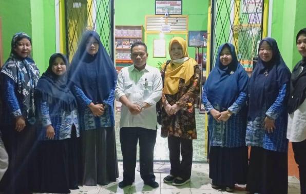 Tim Asesor Perpusnas bersama Kepsek dan Pengelola Perpustakaan SD Muhammadiyah Mentok, Babel, disela visitasi akreditasi. Tim Asesor Perpusnas bersama Kepsek dan Pengelola Perpustakaan SD Muhammadiyah Mentok, Babel, disela visitasi akreditasi.
