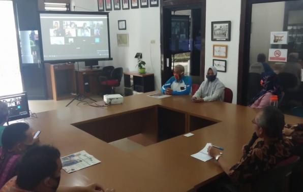 Kepala DKPUS Babel Dr Asyraf Suryadin saat menggelar zoom meeting bersama ASN DKPUS Babel yang WFH.