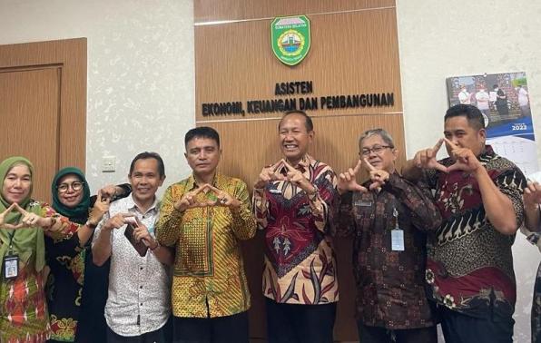 Tim Penelusuran Naskah Kuno DKPUS Babel foto bersama saat berada di Kantor Gubernur Sumsel, Jumat (9/12/2022). Tim Penelusuran Naskah Kuno DKPUS Babel foto bersama saat berada di Kantor Gubernur Sumsel, Jumat (9/12/2022).
