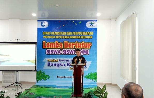 Kepala DKPUS Babel Rakhmadi saat membuka Lomba Bertutur Siswa SD/MI Tingkat Provinsi Babel, Kamis (4/7/2024).