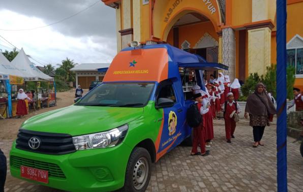 Puslingprov Babel memberikan layanan baca gratis di Sekolah Al-Mansyur, Desa Balun Ijuk, Bangka, Senin (13/3/2023).(foto: ist).