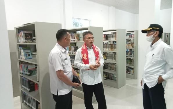 Kepala DKPUS Babel Rakhmadi mewakili Pj Gubernur Babel Safrizal ZA berdialog dengan Guru SD di Gedung Layanan Perpusda Basel, Rabu (22/11/2023).