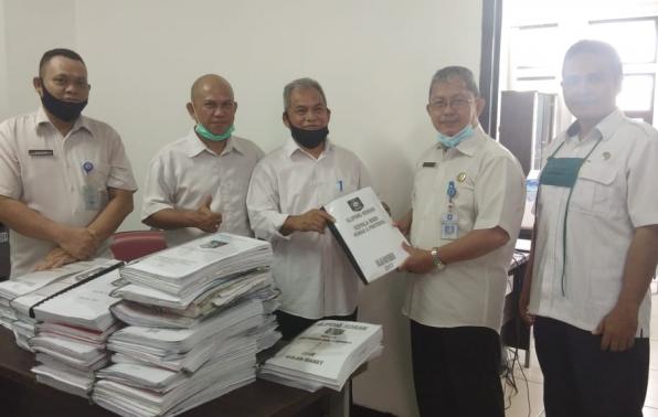 Mantan Kepala Biro Humas dan Protokol (BHP) Setda Babel, H.K.A. Cholil menyerahkan berkas eks BHP menjadi arsip kepada Kabid Pengelolaan Arsip Statis dan Dinamis DKPUS Babel, Padli, S.IP.