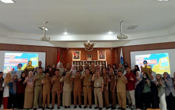Rakhmadi, Kepala DKPUS Babel bersama Peserta Sosialisasi dan Bimtek TPP-TIK TPBIS se-Babel. 