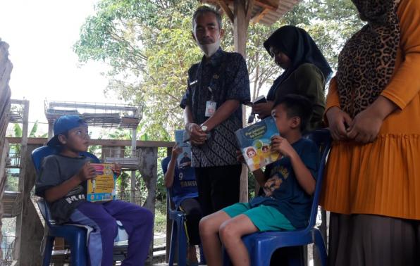 Kepala DKPUS Babel Dr Asyraf Suryadin saat mengunjungi Rumah Botol Baca Desa Air Belo, Bangka Barat.