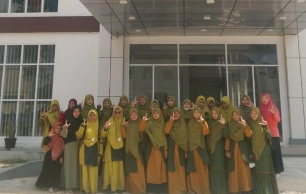 Santri SMP IT Madinatunnajah Pangkalpinang foto bersama di depan GLP Babel, Jumat (17/11/2023).