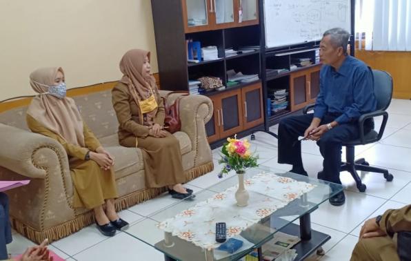 Tim DKPUS Babel saat melakukan pembinaan pengelolaan kearsipan di Kantor PT Jamkrida Babel.