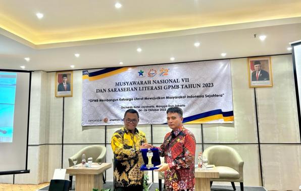Kepala DKPUS Babel Rakhmadi, saat menerima penghargaan. Kepala DKPUS Babel Rakhmadi, saat menerima penghargaan.