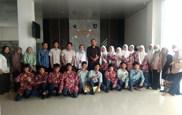 Puluhan siswa SMPN 5 Simpang Teritip foto bersama di GLP Babel, Rabu (7/2/2024).