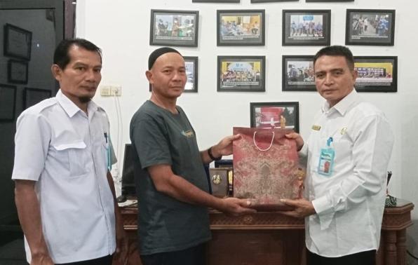 Kepala DKPUS Babel Rakhmadi menyerahkan cinderamata kepada Zuherman PHL DKPUS Babel yang telah Purna Bakti. Kepala DKPUS Babel Rakhmadi menyerahkan cinderamata kepada Zuherman PHL DKPUS Babel yang telah Purna Bakti.