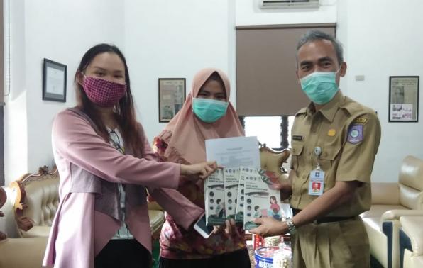 Kepala DKPUS Babel menerima buku kumpulan cerita anak dari mhasiswa UBB.