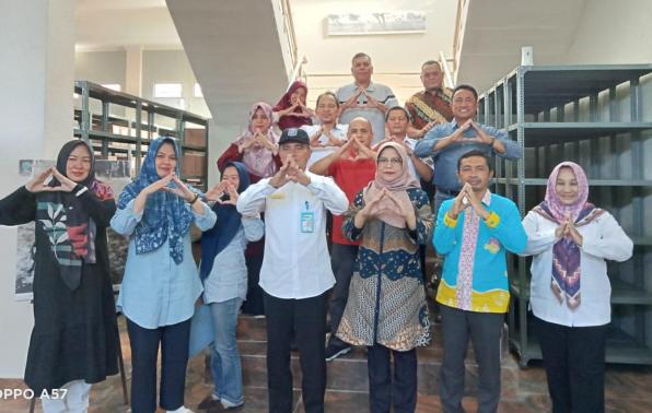 Kepala DKPUS Babel Rakhmadi didampingi Kabid Pengelolaan Arsip Daerah dan Tim Arsiparis, foto bersama Kepala DKPUS Kabupaten/Kota.