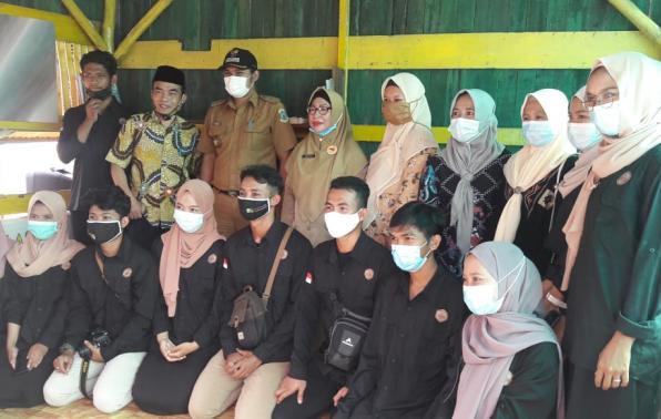 Rektor, Mahasiswa KKN Unmuh dan Pustakawan DKPUS Babel foto bersama. Rektor, Mahasiswa KKN Unmuh dan Pustakawan DKPUS Babel foto bersama.