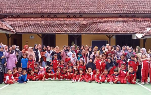 Siswa, orang tua dan guru pendamping TK Pembina Negeri dan Pustakawan DKPUS foto bersama, disela kunjungan, Senin (20/3/2023). 