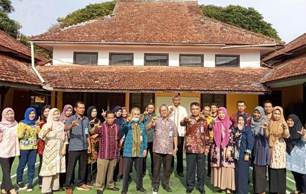 Padli foto bersama Kadis dan pegawai DKPUS Babel. 