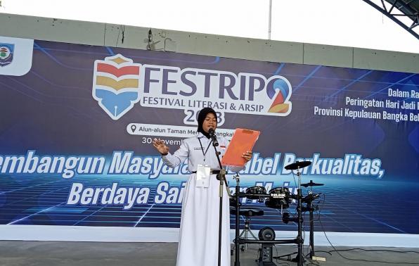 Salah seorang peserta lomba baca puisi saat unjuk kebolehan di Festrip 2, Kamis (30/11/2023).