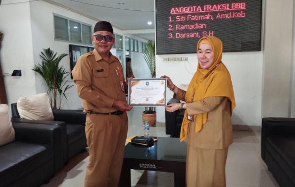 Kepala Bidang Pelestarian Koleksi Nasional dan Pelestarian Naskah Kuno menyerahkan Piagam Penghargaan kepada Sekwan Bangka.
