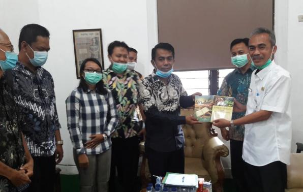 Kepala DKPUS Babel Dr Asyraf Suryadin menyerahkan kenang-kenangan dua buku kepada Ketua DPRD Belitung. Kepala DKPUS Babel Dr Asyraf Suryadin menyerahkan kenang-kenangan dua buku kepada Ketua DPRD Belitung.