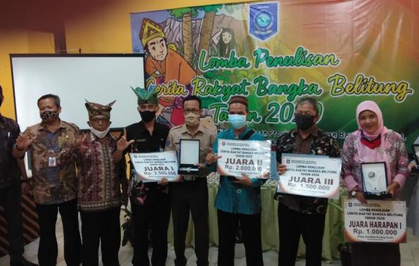 Kepala DKPUS Babel Dr Asyraf Suryadin foto bersama Pemenang dan Dewan Juri.