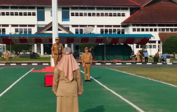 Kepala DKPUS Babel Rakhmadi saat menjadi Pembina Upacara Bendera Mingguan Pegawai Pemprov Babel, Senin (26/6/2023). Kepala DKPUS Babel Rakhmadi saat menjadi Pembina Upacara Bendera Mingguan Pegawai Pemprov Babel, Senin (26/6/2023).