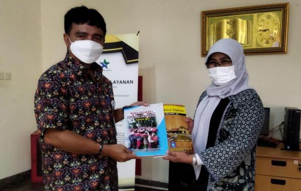 Kepala DKPUS Babel Rakhmadi menyerahkan BIDKID Provinsi Babel ke perwakilan Perpusnas RI, Kamis (21/10/2021). Kepala DKPUS Babel Rakhmadi menyerahkan BIDKID Provinsi Babel ke perwakilan Perpusnas RI, Kamis (21/10/2021).