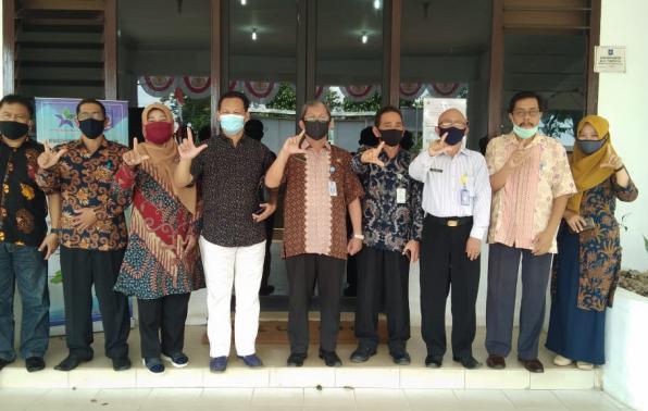 Rombongan Camat Se-Beltim foto bersama Pejabat dan Pustakawan DKPUS Babel.