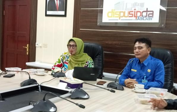 Kepala DKPUS Babel Rakhmadi saat diterima Kepala Dispusip Jabar di kantor Dispusipda Jabar.