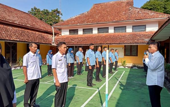  Rakhmadi, Kepala DKPUS Babel saat memberikan pengarahan dalam Apel Pagi DKPUS Babel, Rabu (7/6/2023) di halaman tengah Kantor DKPUS Babel.