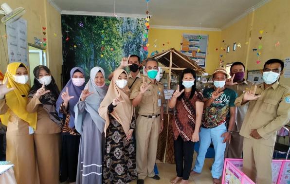 Kepala DKPUS Babel Asyraf Suryadin foto bersama Kades, Sekdes dan Pengelola Perpusdes Rambat, Senin (24/5/2021). Kepala DKPUS Babel Asyraf Suryadin foto bersama Kades, Sekdes dan Pengelola Perpusdes Rambat, Senin (24/5/2021).