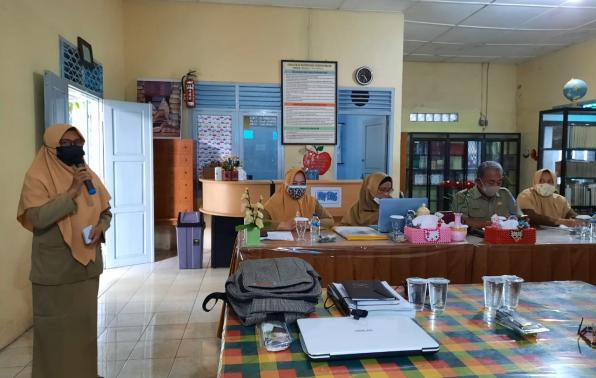 Tim Pustakawan DKPUS Babel saat memberikan masukan terkait kesiapan akreditasi perpustakaan SMAN 4 Pangkalpinang.