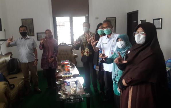 Kepala DKPUS Babel Asyraf Suryadin foto bersama Tim Perpusnas RI.