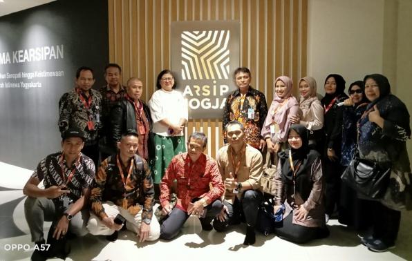 Kepala DKPUS Babel Rakhmadi bersama Tim DKPUS, foto bersama Kepala DPKD DIY, Monika, di depan ruang Diorama Arsip DIY, Kamis (19/10/2023). Kepala DKPUS Babel Rakhmadi bersama Tim DKPUS, foto bersama Kepala DPKD DIY, Monika, di depan ruang Diorama Arsip DIY, Kamis (19/10/2023).